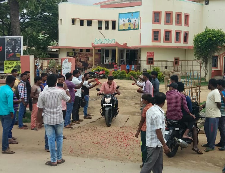 “ಕಾಲ” ವೀಕ್ಷಿಸಿದವರ ಸನ್ಮಾನ: ವಿನೂತನ ಪ್ರತಿಭಟನೆ