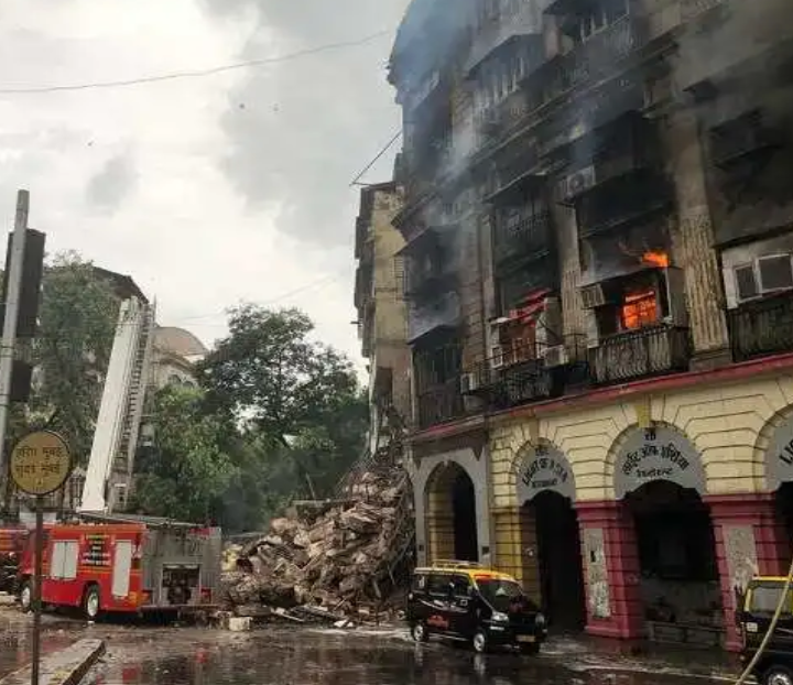 ಐದಂತಸ್ತಿನ ಕಟ್ಟಡದಲ್ಲಿ ಬೆಂಕಿ: ಇಬ್ಬರಿಗೆ ಗಾಯ
