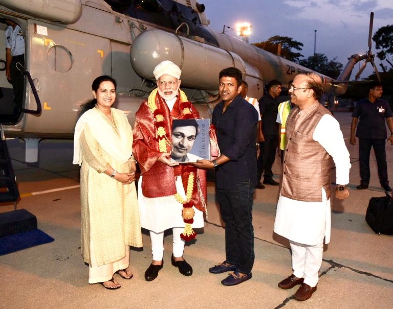 ಮೋದಿಗೆ ಡಾ.ರಾಜ್ ಕಾಫಿ ಟೇಬಲ್ ನೀಡಿದ ಪುನೀತ್ ದಂಪತಿ