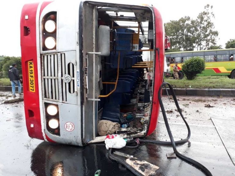 ಕೆಎಸ್ಆರ್‌ಟಿಸಿ ಬಸ್ ಪಲ್ಟಿ: ಸ್ಥಳದಲ್ಲೇ ಇಬ್ಬರು ಪ್ರಯಾಣಿಕರ ಸಾವು