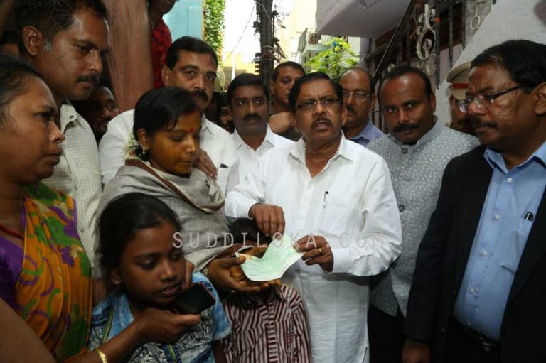 ಸುಬ್ರಮಣಿ ಕುಟುಂಬಕ್ಕೆ 10 ಲಕ್ಷ ರೂ. ಚೆಕ್ ವಿತರಣೆ ಮಾಡಿದ ಉಪಮುಖ್ಯಮಂತ್ರಿ ಡಾ.ಜಿ. ಪರಮೇಶ್ವರ್