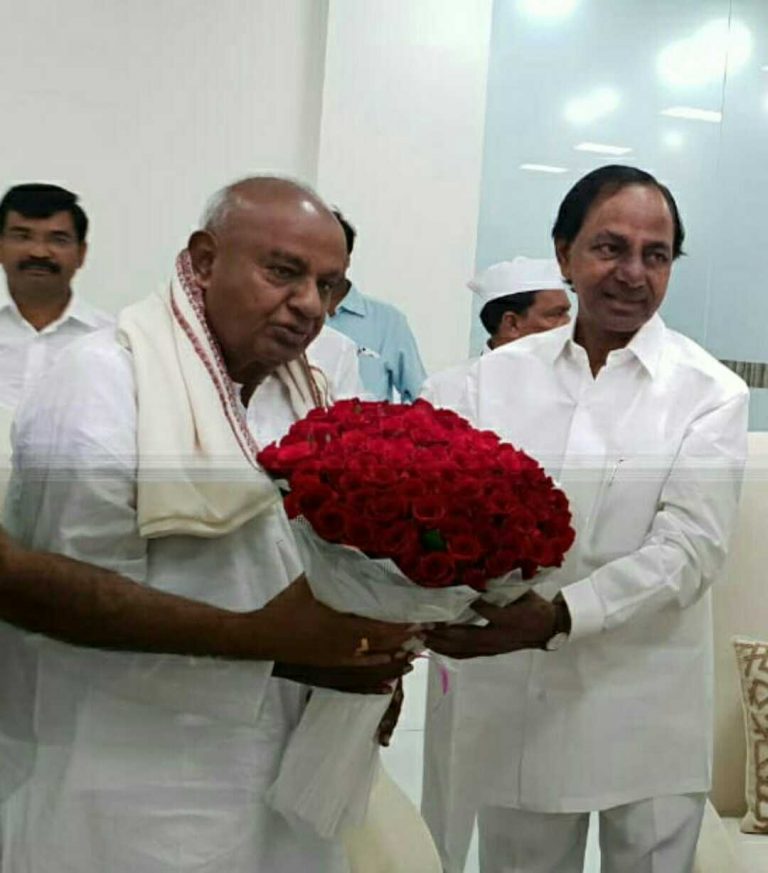 ಕೆಸಿಆರ್ ಭೇಟಿ ಮಾಡಿದ ಎಚ್ಡಿಡಿ!