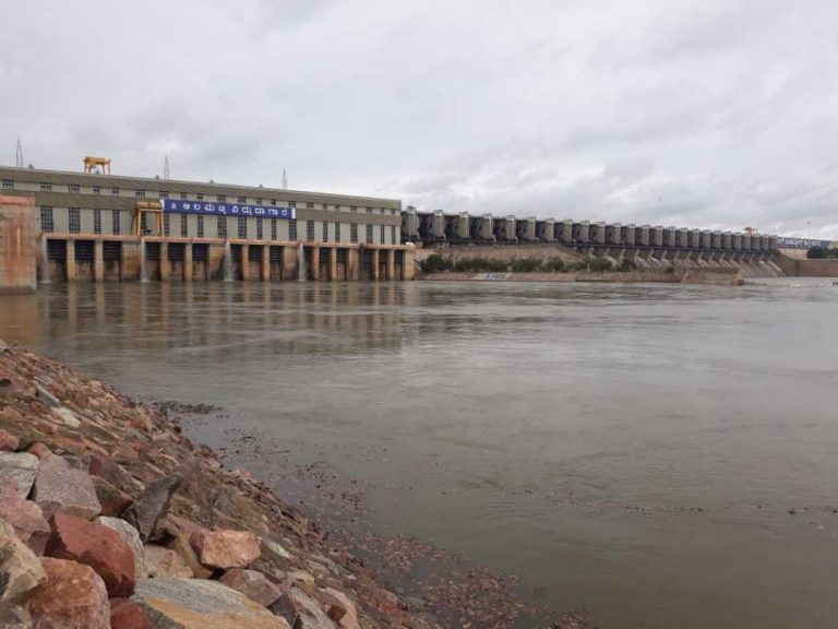 ಭರ್ತಿಯಾಗುವತ್ತಾ ಆಲಮಟ್ಟಿ ಜಲಾಶಯ:ವಿದ್ಯುತ್ ಉತ್ಪಾದನೆಗೆ ನೀರು ಬಿಡುಗಡೆ