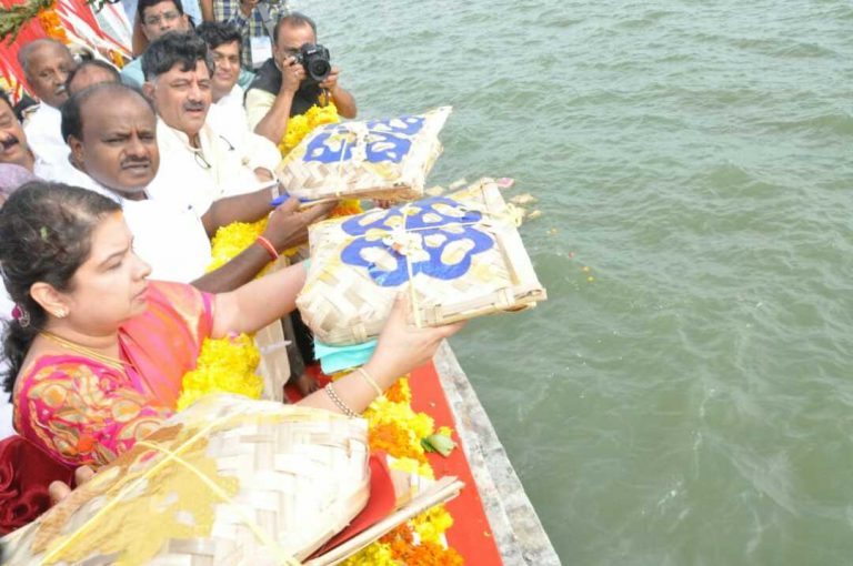 ಕೃಷ್ಣರಾಜ ಸಾಗರ ಜಲಾಶಯಕ್ಕೆ ಬಾಗಿನ ಅರ್ಪಿಸಿದ ಸಿಎಂ ದಂಪತಿ!
