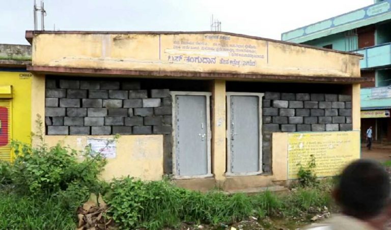 ರಾತ್ರೋ ರಾತ್ರಿ ಮನೆಯಾಗಿ ಪರಿವರ್ತನೆಯಾದ ಬಸ್ ನಿಲ್ದಾಣ