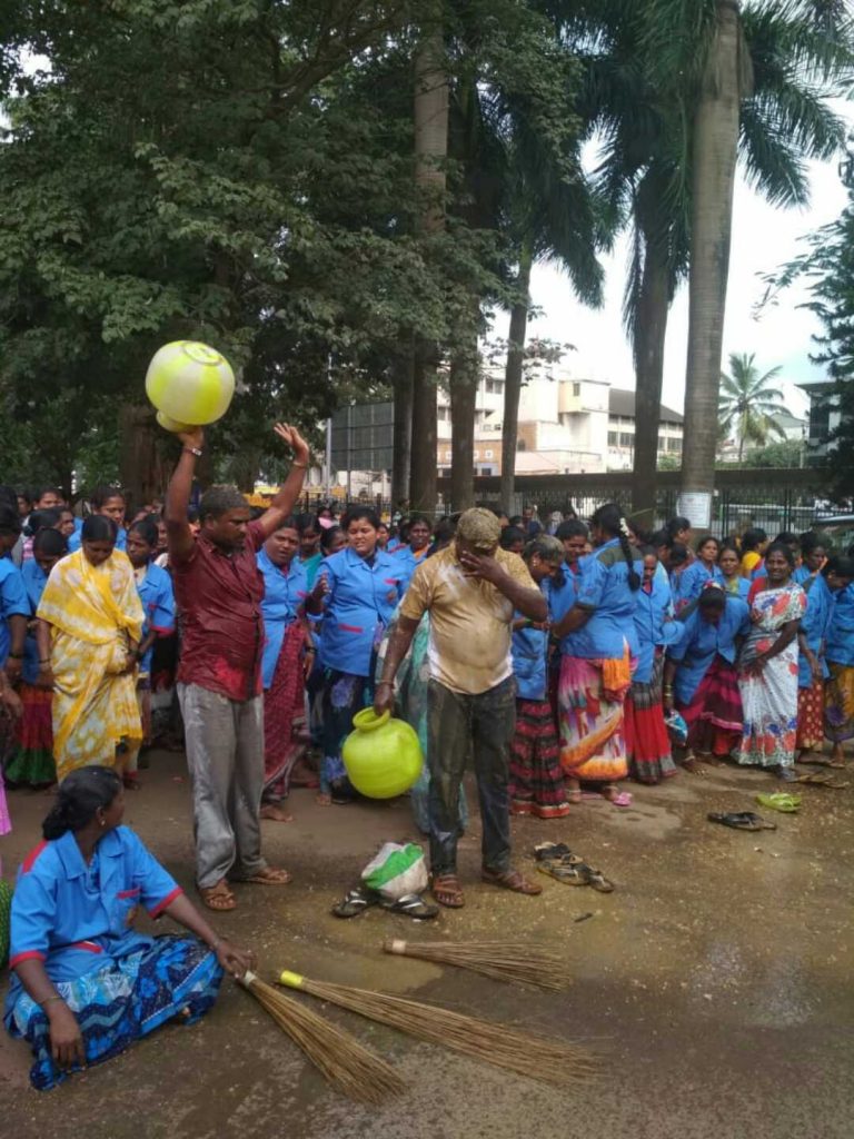 ಮೈಮೇಲೆ ಮಲ‌ ಸುರಿದುಕೊಂಡು‌ ಪೌರಕಾರ್ಮಿಕರ ಪ್ರತಿಭಟನೆ