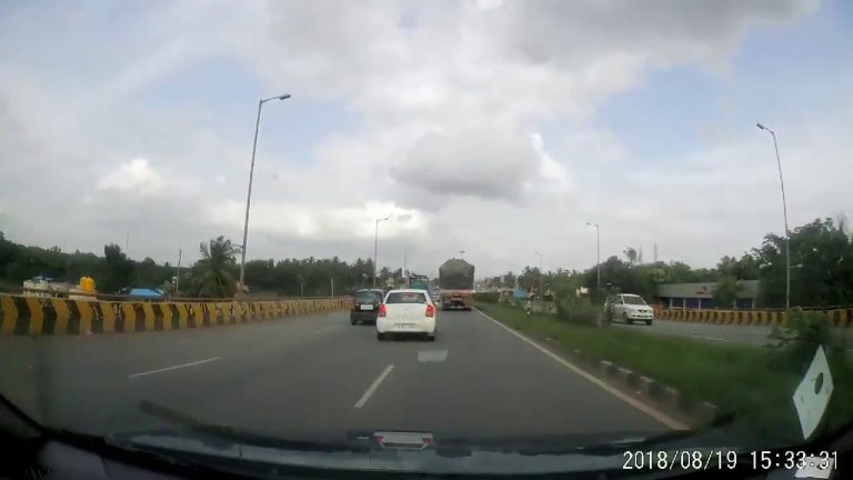 ಬೈಕ್‌ಗಳ ನಡುವೆ ಡಿಕ್ಕಿ: ಸಿನಿಮೀಯ ರೀತಿಯಲ್ಲಿ ಬಚಾವಾದ ಬಾಲಕ