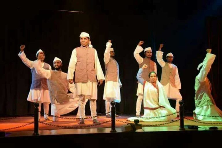 ರಂಗದ ಮೇಲೆ ಅನಾವರಣಗೊಂಡ ಗಾಂಧಿ ಬದುಕಿನ ಹಾದಿ: ರಾಜ್ಯಾದ್ಯಂತ ೪ ತಿಂಗಳ ಸುತ್ತಾಟಕ್ಕೆ ಧಾರವಾಡದಲ್ಲಿ ಚಾಲನೆ