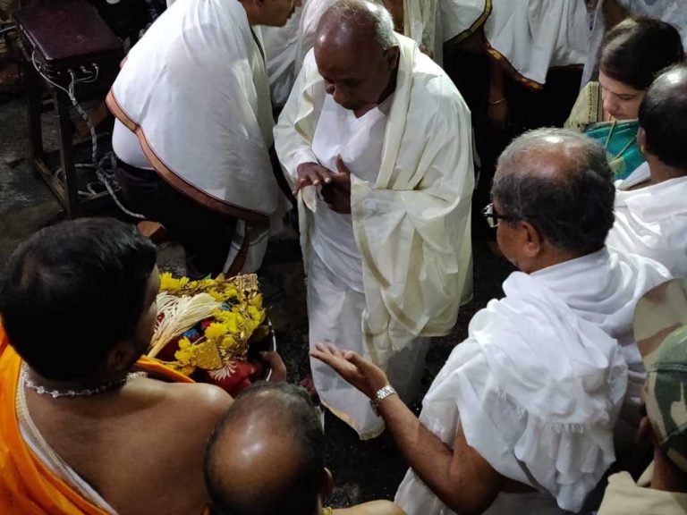 ಧರ್ಮಸ್ಥಳ ಮಂಜುನಾಥನ ಸನ್ನಿಧಿಯಲ್ಲಿ‌ ಸಿಎಂ ಕುಮಾರಸ್ವಾಮಿ ಕುಟುಂಬ