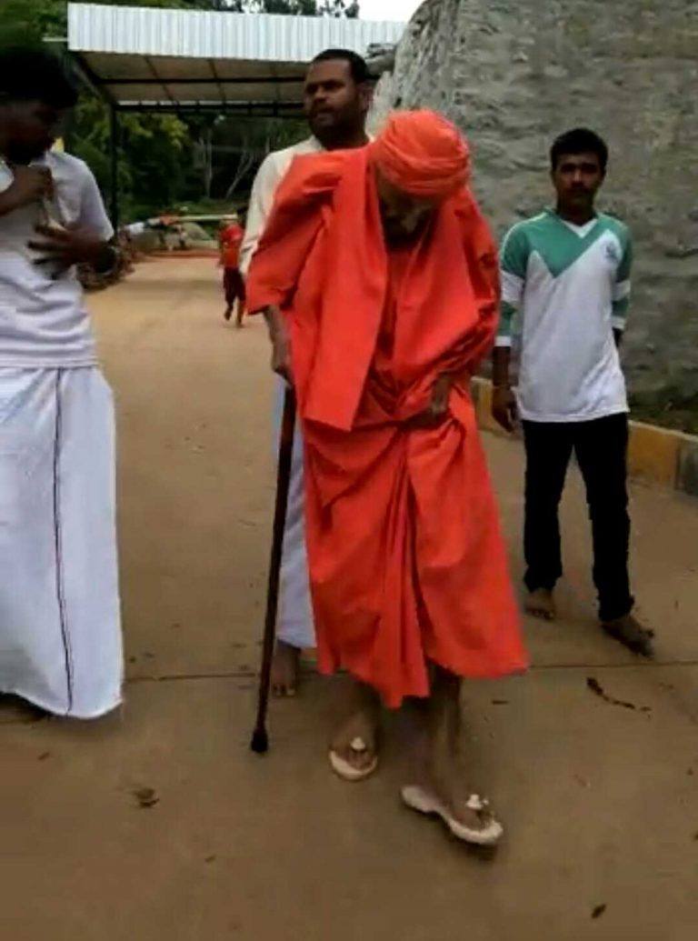 ಸಿದ್ಧಗಂಗಾ ಶ್ರೀಗಳ ಆರೋಗ್ಯದಲ್ಲಿ ಚೇತರಿಕೆ: ಸ್ವಯಂ ಪ್ರೇರಣೆಯಿಂದ ನಡೆದಾಡಲು ಮುಂದಾಗಿರುವ ಶ್ರೀಗಳು