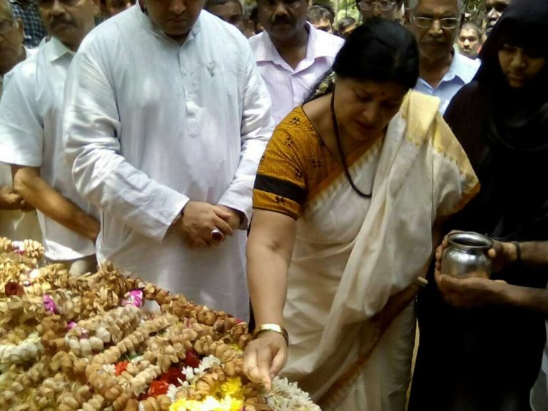 ವಿದ್ಯುತ್ ಆಘಾತ : ಮೃತರ ಮನೆಗೆ ಸಚಿವೆ ಡಾ.ಜಯಮಾಲಾ ಭೇಟಿ ಮೃತರ ಕುಟುಂಬಕ್ಕೆ ಸಾಂತ್ವಾನ