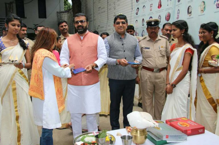 ಕೇರಳದ ಯುವತಿಯರಿಂದ ಪೊಲೀಸರಿಗೆ ರಕ್ಷಾ ಬಂಧನ