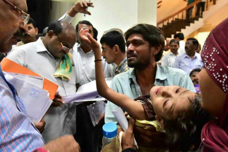 ಹಿರಿಯಣ್ಣನಂತೆ ವಿಕಲಚೇತನರ ಅಹವಾಲು ಆಲಿಸಿದ ಸಿಎಂ!