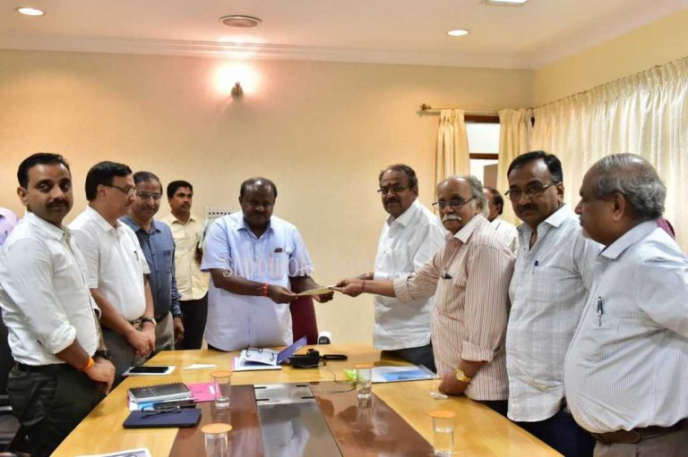 ಹಿರಿಯ ನಟಿ ಲಕ್ಷ್ಮೀಗೆ ಡಾ.ರಾಜ್ ಪ್ರಶಸ್ತಿ, ಕಲಾಸಾಮ್ರಾಟನ ಮುಡಿಗೆ ಪುಟ್ಟಣ್ಣ ಕಣಗಾಲ್‌ ಪ್ರಶಸ್ತಿ