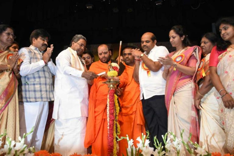 ಸಿದ್ಧರಾಮಯ್ಯ ಜೊತೆ ಸೆಲ್ಫಿಗೆ ಮುಗಿಬಿದ್ದ ಮಹಿಳಾಮಣಿಗಳು!