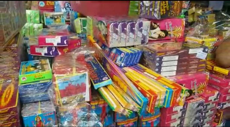 ಸುಪ್ರೀಂ ಆದೇಶದಿಂದ ಎಚ್ಚೆತ್ತ ಸಾರ್ವಜನಿಕರು: ಪಟಾಕಿ ವ್ಯಾಪಾರ ಠುಸ್!