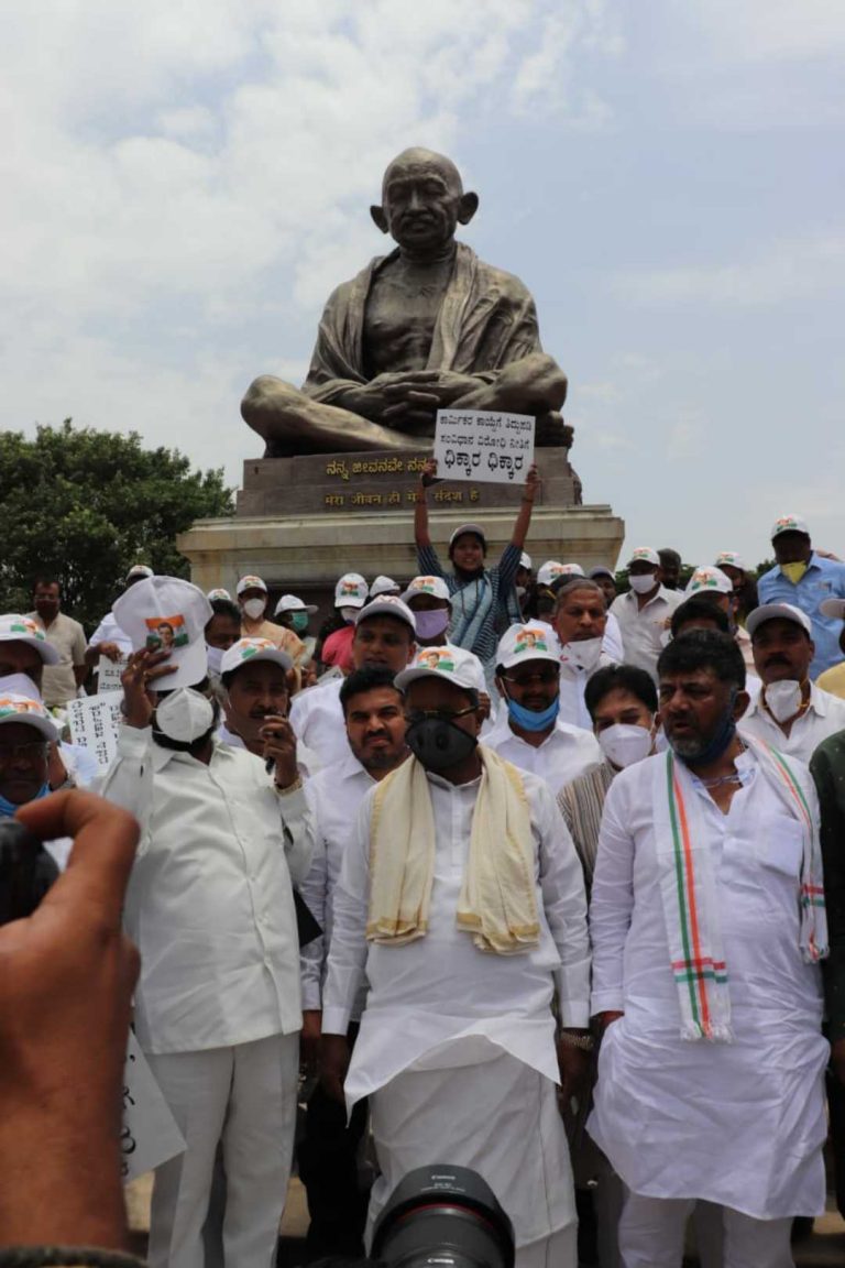 ಎಪಿಎಂಸಿ ಕಾಯ್ದೆ ತಿದ್ದುಪಡಿ ವಿರೋಧಿಸಿ ಕೈ ನಾಯಕರ ಪ್ರತಿಭಟನೆ
