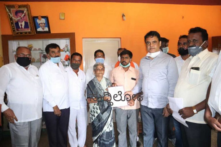 ಚಿರತೆ ದಾಳಿಗೆ ಬಲಿಯಾದ ಮಾಗಡಿ ವೃದ್ಧೆ ಕುಟುಂಬಕ್ಕೆ 7.5 ಲಕ್ಷ ರೂ. ಪರಿಹಾರ ಪತ್ರ ವಿತರಿಸಿದ ಡಾ. ಅಶ್ವತ್ಥನಾರಾಯಣ