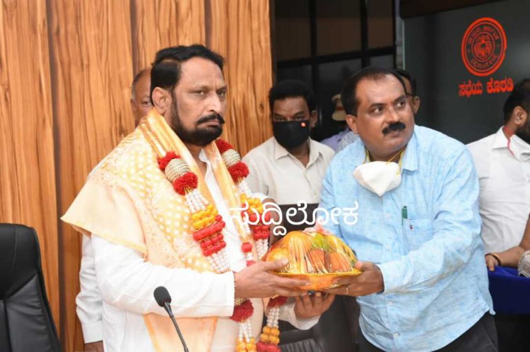 ಡಿಸಿಎಂ ಲಕ್ಣ್ಮಣ ಸವದಿಗೆ ಸಾರಿಗೆ ಸಂಸ್ಥೆಯ ನೌಕರರು, ಅಧಿಕಾರಿಗಳಿಂದ ಸನ್ಮಾನ