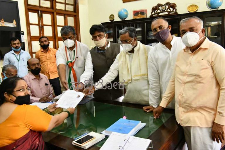 ಕಾಂಗ್ರೆಸ್ ಅಭ್ಯರ್ಥಿಗಳಿಂದ ನಾಮಪತ್ರ ಸಲ್ಲಿಕೆ…!