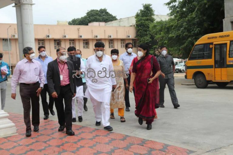 ವಿಕ್ಟೋರಿಯಾ ಆಸ್ಪತ್ರೆ ಕೊರೋನಾ ಸೋಂಕಿತರು, ವೈದ್ಯರು, ಸಿಬ್ಬಂದಿ ಜತೆ ಚರ್ಚಿಸಿ ಆತ್ಮಸ್ಥೈರ್ಯ ತುಂಬಿದ ಡಿ.ಕೆ ಶಿವಕುಮಾರ್