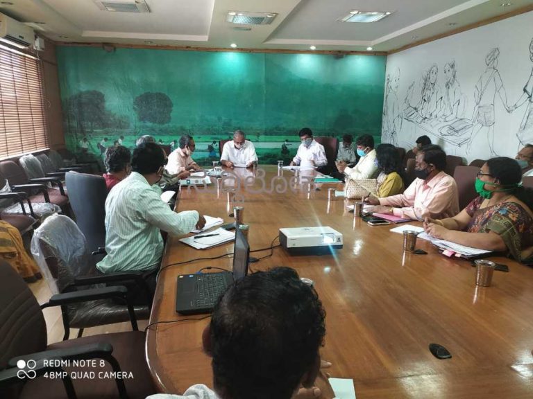 ಆನ್‍ಲೈನ್ ಶಿಕ್ಷಣ: ಸುರೇಶ್ ಕುಮಾರ್ ಗೆ ತಜ್ಞರ ಸಮಿತಿ ವರದಿ ಸಲ್ಲಿಕೆ