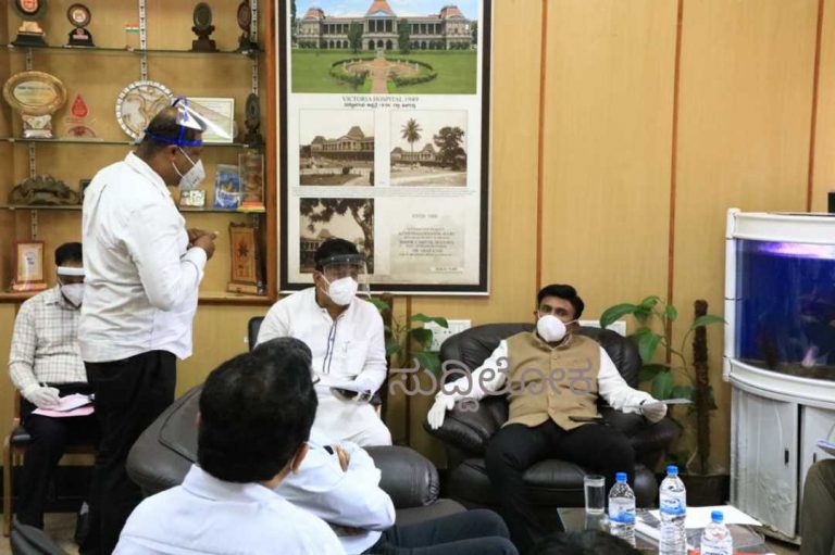 ವಿಕ್ಟೋರಿಯಾ ಆಸ್ಪತ್ರೆಗೆ ಸಚಿವ ಸುಧಾಕರ್ ಭೇಟಿ ; ಲೋಪಗಳಿಗೆ ಅವಕಾಶ ನೀಡದಂತೆ ವೈದ್ಯರಿಗೆ ಸೂಚನೆ