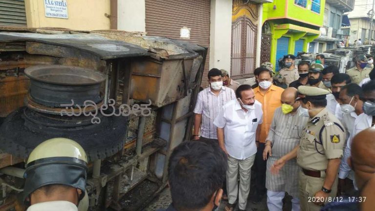 ಗಲಭೆ ಪೀಡಿತ ಪ್ರದೇಶಗಳಿಗೆ ಕೇಂದ್ರ ಸಚಿವ ಸದಾನಂದ ಗೌಡ ಭೇಟಿ: ದುಷ್ಕರ್ಮಿಗಳ ವಿರುದ್ಧ ಕಠಿಣ ಕ್ರಮಕ್ಕೆ ಸೂಚನೆ