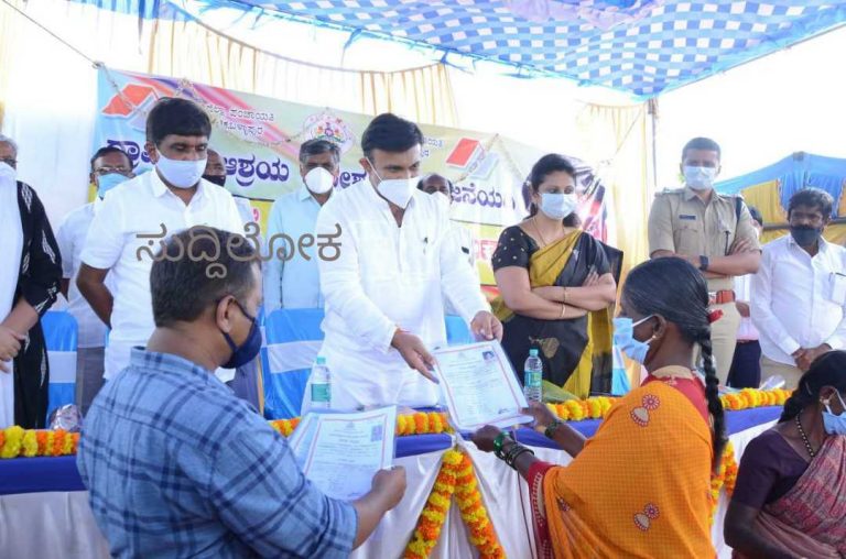 166 ಫಲಾನುಭವಿಗಳಿಗೆ ಹಕ್ಕುಪತ್ರ ವಿತರಣೆ ಮಾಡಿದ ವೈದ್ಯಕೀಯ ಶಿಕ್ಷಣ ಸಚಿವ ಡಾ.ಕೆ.ಸುಧಾಕರ್