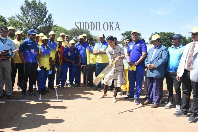 ಕ್ರಿಕೆಟ್ ಆಡಿ ಗಮನ ಸೆಳೆದ ಮೈಸೂರು ಡಿಸಿ ರೋಹಿಣಿ ಸಿಂಧೂರಿ