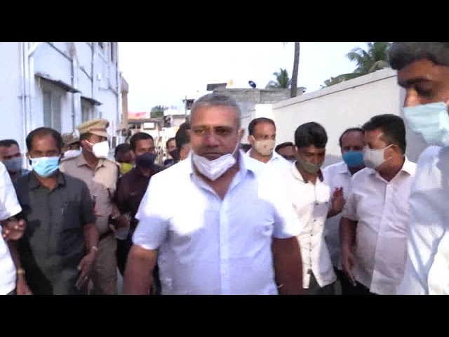 ಡಿಕೆ ಶಿವಕುಮಾರ್ ಹೆಗಲ ಮೇಲೆ ಕೈಹಾಕಲು ಹೋದ ಅಭಿಮಾನಿ; ಮುಂದೇನಾಯ್ತು ಗೊತ್ತಾ..?