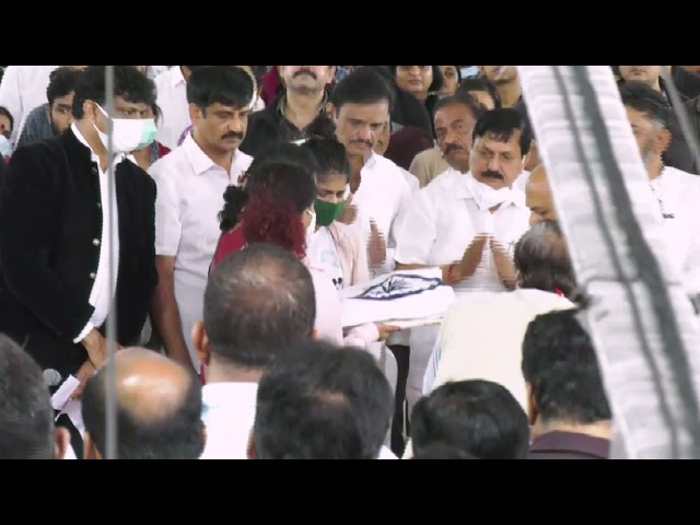 Video-ಸಕಲ ಸರ್ಕಾರಿ ಗೌರವಗಳೊಂದಿಗೆ ಮಣ್ಣಲ್ಲಿ ಮಣ್ಣಾದ ಪುನೀತ್ ರಾಜಕುಮಾರ್