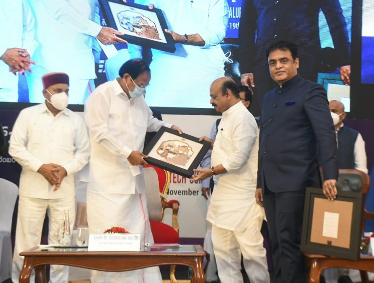 ಮೂರು ದಿನಗಳ ಬೆಂಗಳೂರು ತಂತ್ರಜ್ಞಾನ ಶೃಂಗ ಆರಂಭ, ತಾಂತ್ರಿಕ ಬೆಳವಣಿಗೆಯಲ್ಲಿ ಕೃಷಿಗೆ ಒತ್ತು: ವೆಂಕಯ್ಯನಾಯ್ಡು ಕರೆ